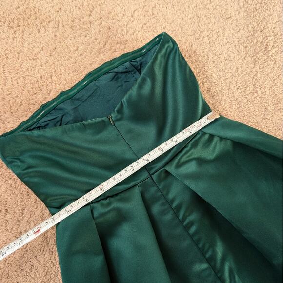 Showpo Queen Of The Show Strapless Maxi Fitted Dress in Emerald Satin, size 0 - Picture 8 of 10